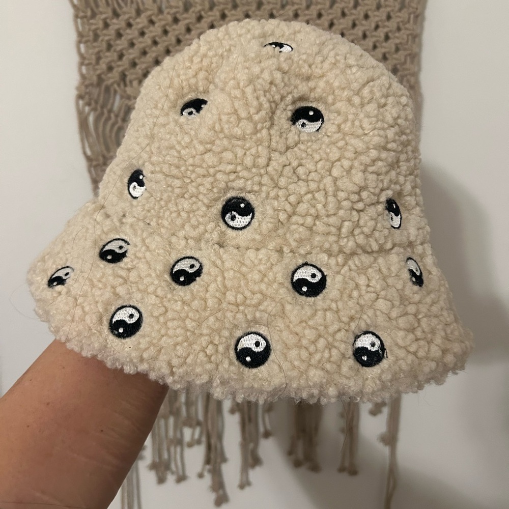 Cream Fleece Kids Bucket Hat with Yin Yang Design NWOT